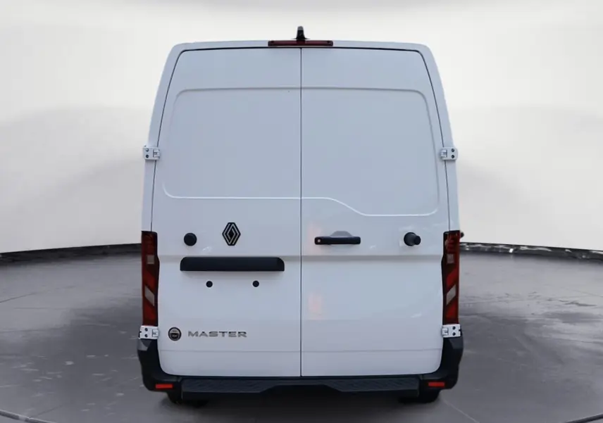 Vue arrière d’un utilitaire Renault Master blanc, portes battantes fermées avec logo et feux rouges verticaux.