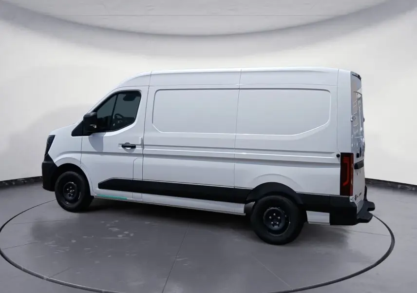 Vue de profil côté gauche d’un Renault Master blanc L2H2 avec protections noires et jantes acier noires.