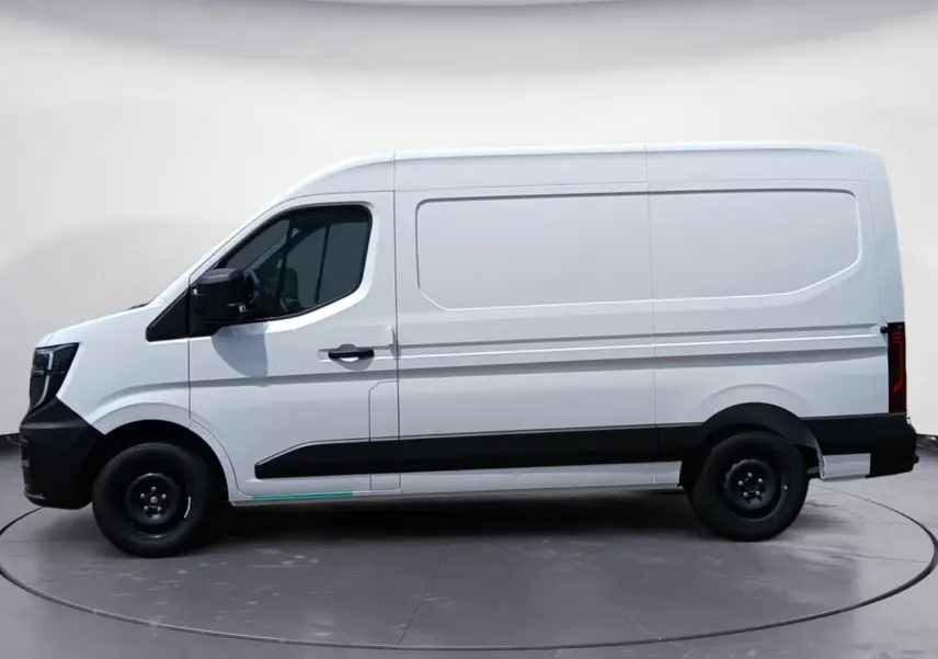 Vue latérale côté gauche d’un utilitaire Renault Master blanc avec bande noire basse et roues acier noires.