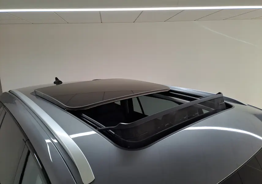 Toit panoramique ouvrant électrique en verre du SUV Skoda Kodiaq gris graphite vu en léger angle côté gauche.