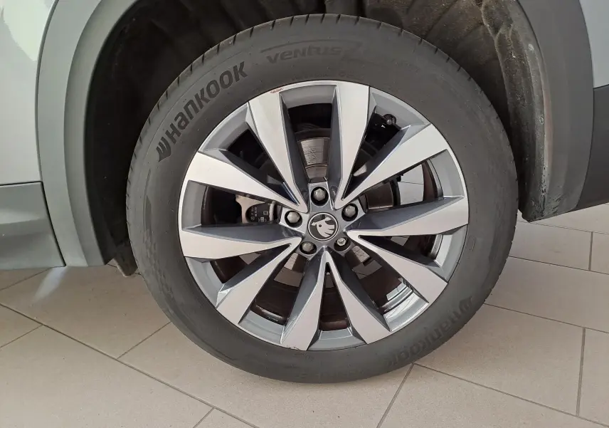 Gros plan sur la jante alliage 19'' Lefka anthracite du Skoda Kodiaq gris graphite, pneu Hankook Ventus SUV visible.