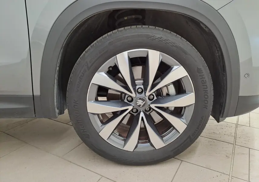 Gros plan sur la roue avant gauche du Skoda Kodiaq gris graphite avec jante alliage 19'' Lefka anthracite.