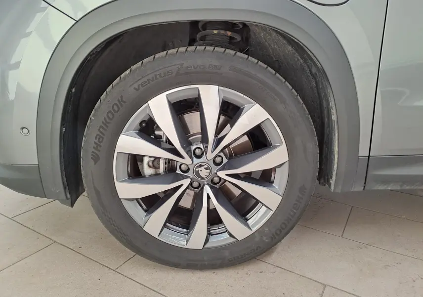 Gros plan sur la roue avant gauche du Skoda Kodiaq gris graphite avec jante alliage 19'' Lefka anthracite.