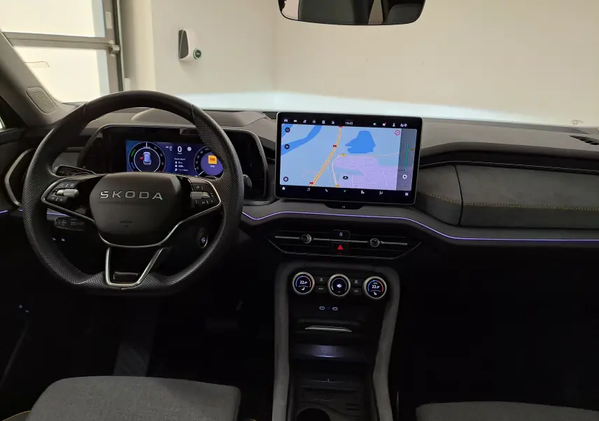 Vue intérieure frontale du Skoda Kodiaq 2025 avec tableau de bord numérique et écran tactile de navigation.