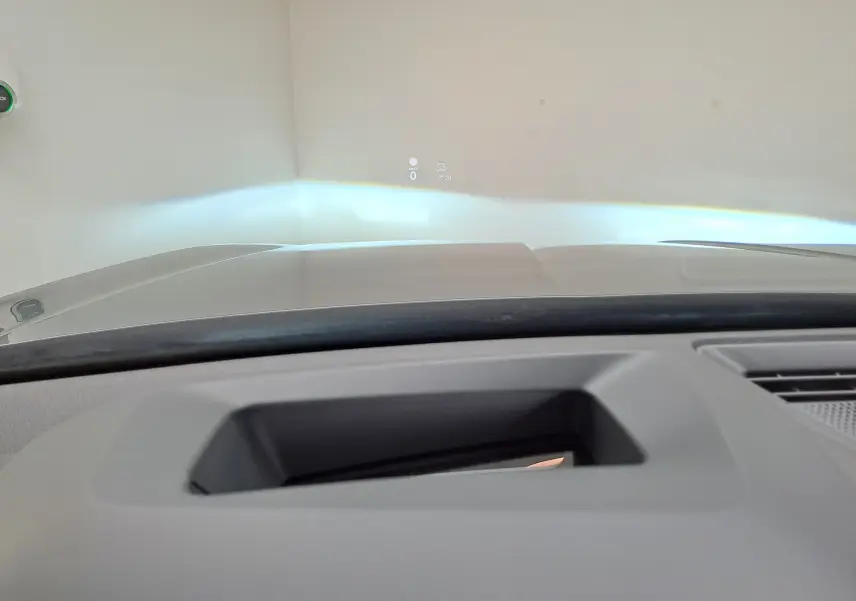 Vue intérieure du tableau de bord du Skoda Kodiaq gris graphite 2025 avec affichage tête haute projeté sur le pare-brise.