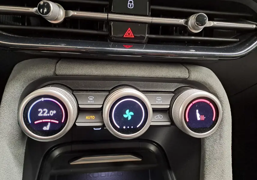 Gros plan sur les commandes de climatisation du Skoda Kodiaq gris graphite, avec affichage digital et réglages rotatifs.