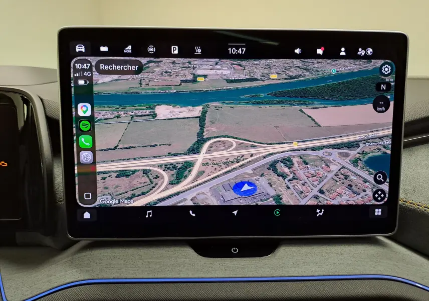 Écran tactile central du Skoda Kodiaq 2025 affichant la navigation GPS avec carte en vue satellite.