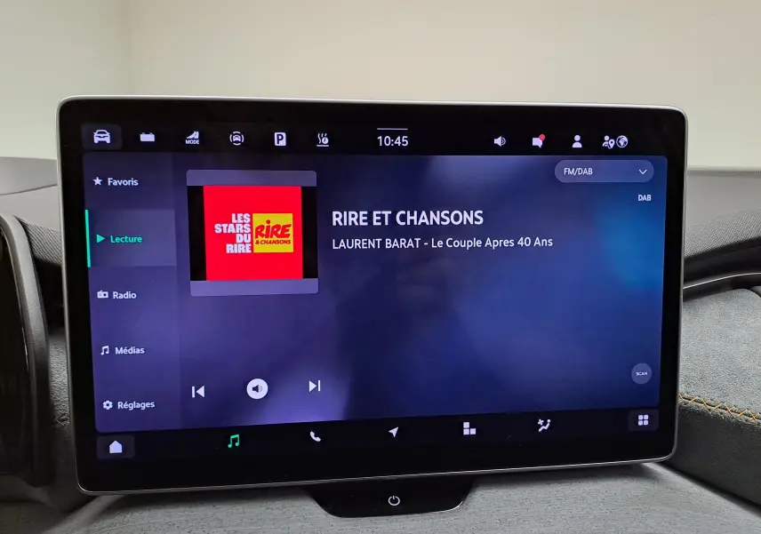Écran tactile central du Skoda Kodiaq gris graphite 2025 affichant la radio DAB et la station Rire et Chansons.