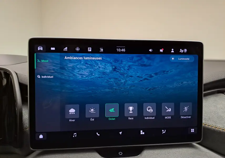 Écran tactile intérieur affichant les options d'ambiances lumineuses du Skoda Kodiaq gris graphite, vue de face.