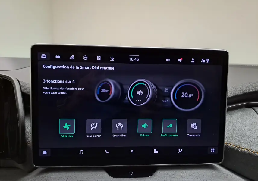 Écran tactile central du Skoda Kodiaq 2025 affichant la configuration de la Smart Dial avec commandes climatisation et volume.