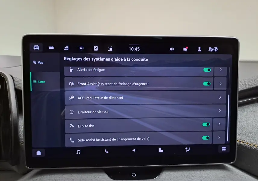 Écran tactile intérieur du Skoda Kodiaq 2025 affichant les réglages des aides à la conduite.