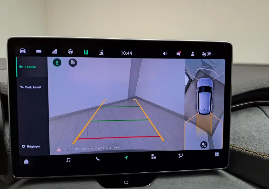 Écran intérieur du Skoda Kodiaq gris graphite montrant la caméra 360° et l'assistance au stationnement en vue arrière.