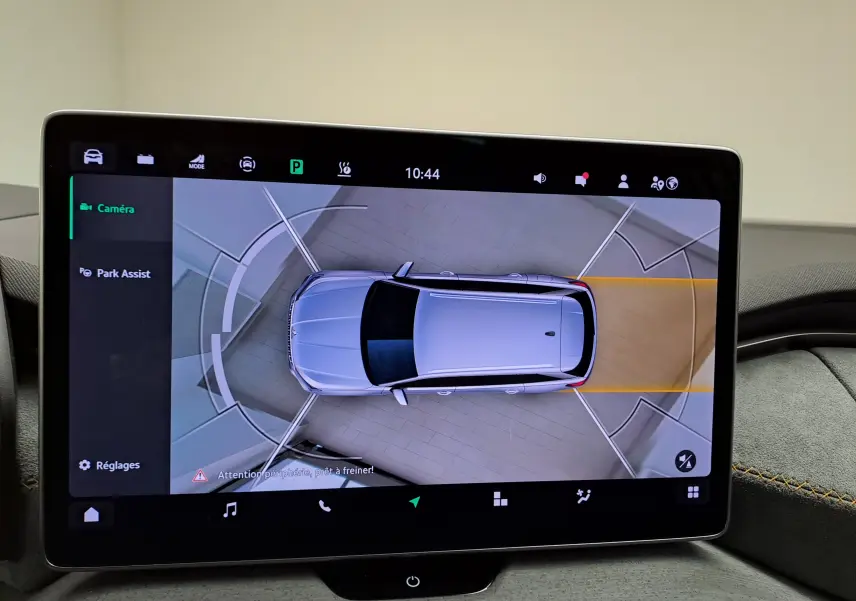 Vue de dessus sur l'écran de la caméra 360° montrant un Skoda Kodiaq gris graphite en stationnement.