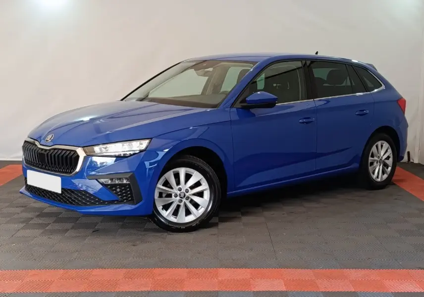 Vue 3/4 avant droite d'une Skoda Scala bleu vif avec jantes alliage et calandre noire chromée.