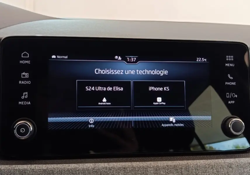 Écran tactile central du tableau de bord de la Skoda Scala bleu, affichant les options Android Auto et Apple CarPlay.