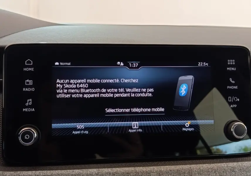 Écran tactile central du tableau de bord de la Skoda Scala 2025 affichant le menu Bluetooth et les options de connexion.