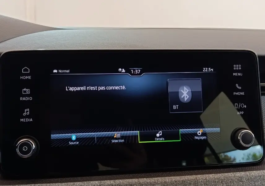 Écran tactile central du tableau de bord d’une Skoda Scala bleu, affichant un message de connexion Bluetooth inactive.