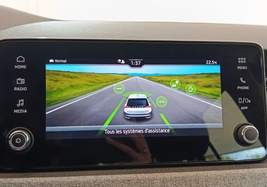 Écran tactile central affichant les systèmes d'assistance du Skoda Scala 2025 en vue arrière virtuelle.
