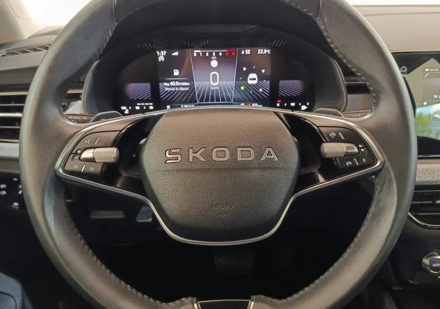 Gros plan sur le volant cuir noir SKODA avec tableau de bord digital et écran tactile du Skoda Scala 2025.