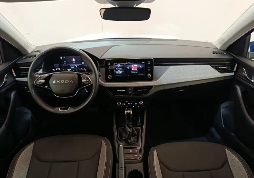 Vue intérieure avant du Skoda Scala 2025, tableau de bord moderne avec écran tactile central et volant multifonctions.