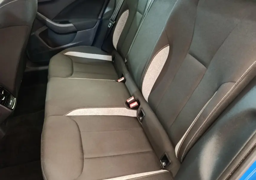 Vue intérieure côté droit des sièges arrière gris foncé avec inserts clairs d'une Skoda Scala bleu 2025.