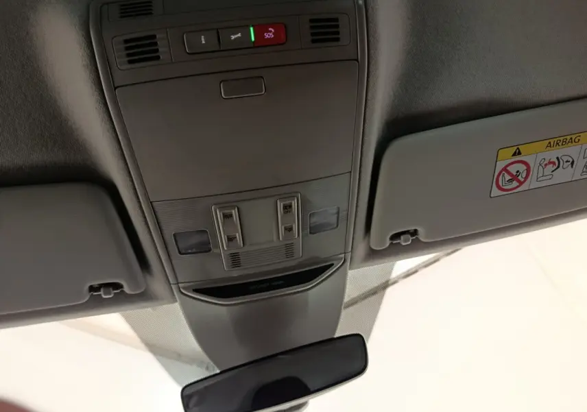 Vue intérieure du plafond avant de la Skoda Scala 2025, avec commandes d'éclairage et bouton SOS visibles.