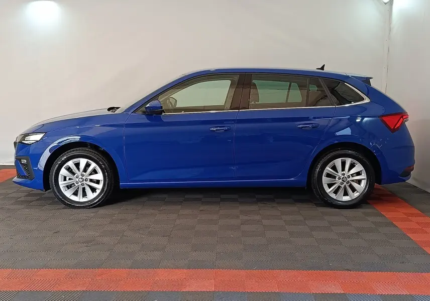 Vue latérale droite d'une Skoda Scala 2025 bleu intense, avec jantes alliage et lignes épurées.
