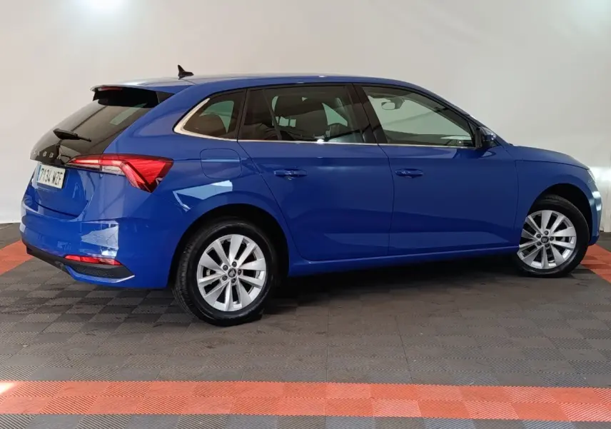 Vue latérale droite d'une Skoda Scala 2025 bleu vif avec jantes alliage et vitres teintées arrière.