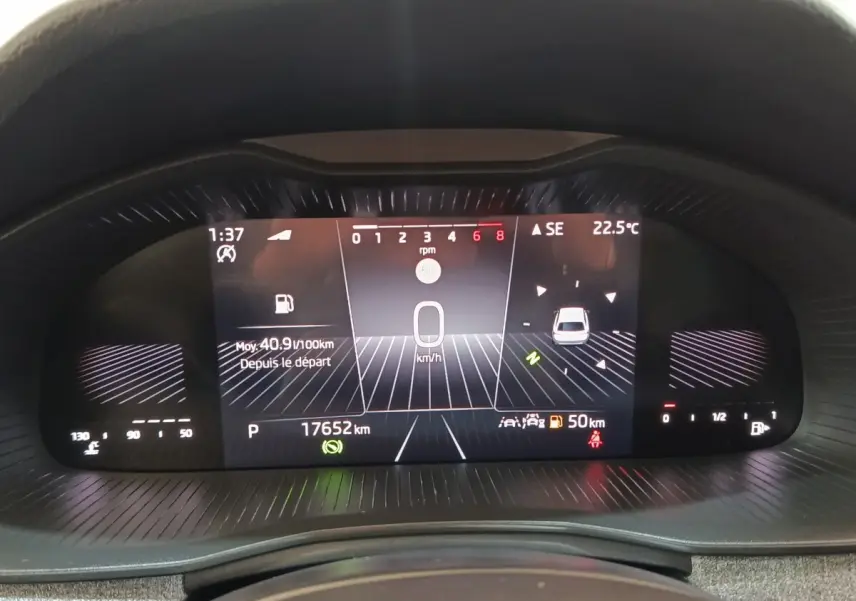 Affichage numérique du combiné d'instruments de la Skoda Scala 2025, montrant vitesse, température et autonomie.