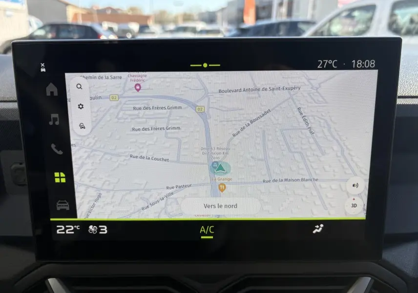 Écran tactile central du tableau de bord du Dacia Duster 1.6 Hybrid 2024 affichant la navigation GPS en mode jour.