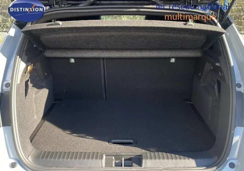 Coffre ouvert en vue arrière d'un Renault Captur gris Rafale métal avec toit noir, espace de chargement vide et propre.