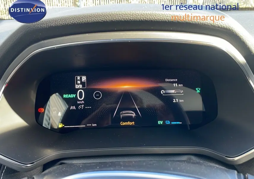 Tableau de bord numérique du Renault Captur E-Tech gris rafale, affichant mode confort et informations de conduite.
