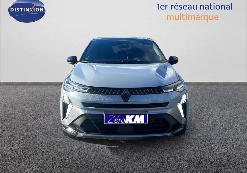 Vue frontale d'un Renault Captur E-Tech hybride gris Rafale avec toit noir, éclairage LED distinctif allumé.