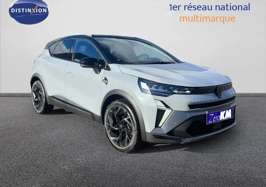 Renault Captur E-Tech hybride gris clair vue 3/4 avant avec toit noir et jantes noires distinctives.