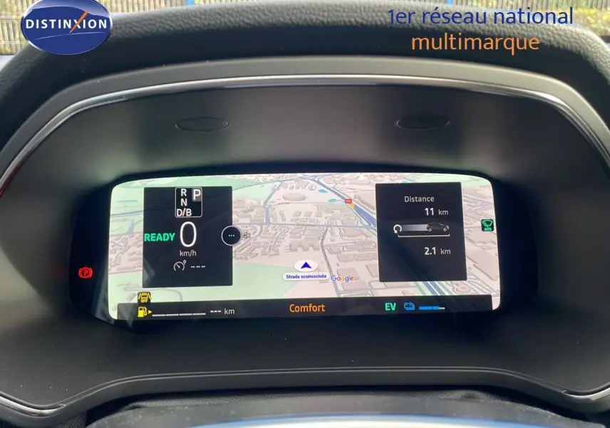 Tableau de bord numérique du Renault Captur E-Tech hybride affichant la navigation et les informations de conduite.