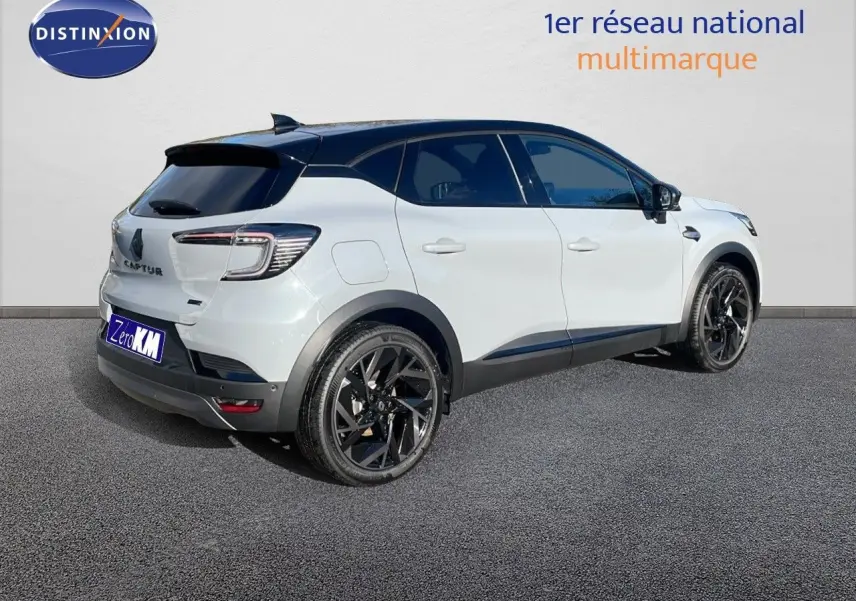 Vue 3/4 arrière droite d'un Renault Captur E-Tech hybride gris rafale métal avec toit noir et jantes noires.