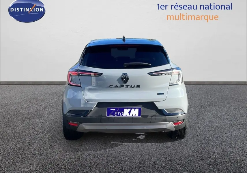 Vue arrière d'un Renault Captur gris Rafale métal avec toit noir, mettant en valeur ses feux LED et son logo central.