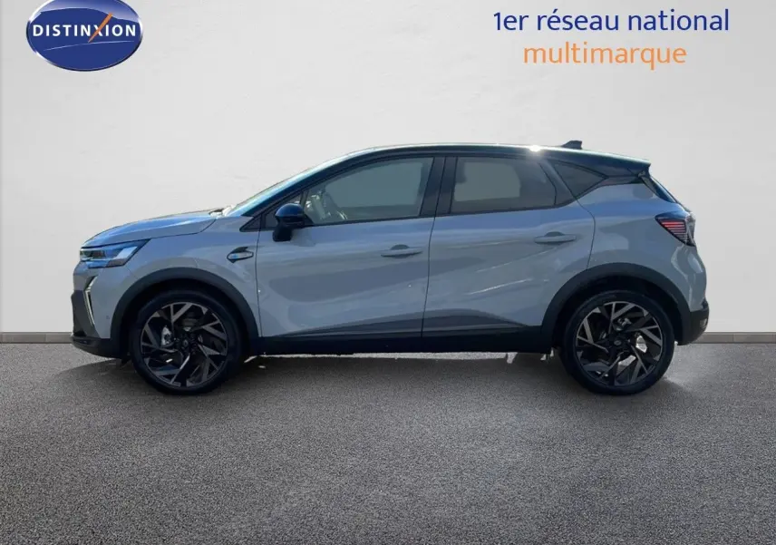 Profil côté gauche du Renault Captur E-Tech hybride gris Rafale avec toit noir et jantes noires distinctives.
