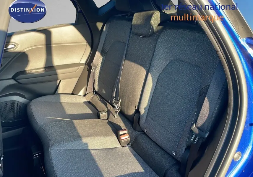 Vue intérieure côté droit des sièges arrière en tissu gris du Renault Captur E-Tech hybride bleu iron metal avec toit noir.