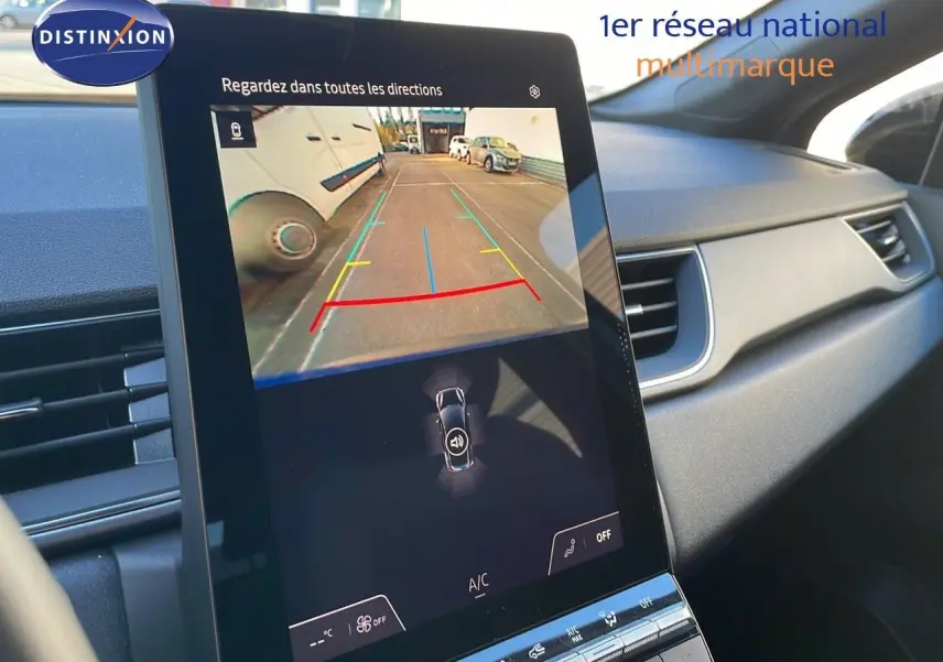 Écran central du Renault Captur E-Tech Hybrid affichant la caméra de recul dans un intérieur moderne gris.
