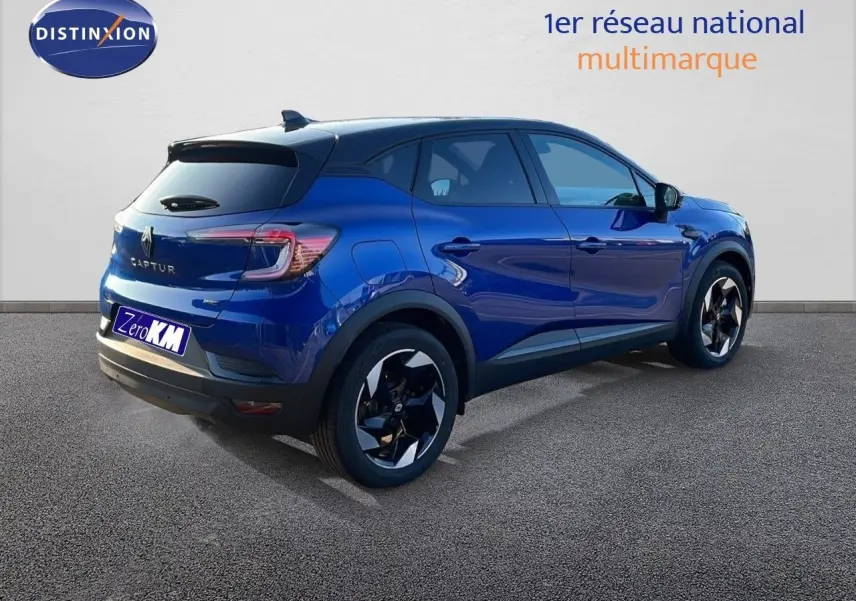 Renault Captur E-Tech hybride bleu Iron Metal avec toit noir, vue 3/4 arrière côté droit, jantes bi-ton distinctives.
