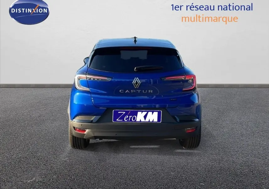 Vue arrière du Renault Captur E-Tech Hybrid bleu Iron Metal avec toit noir, mettant en valeur ses feux LED et son logo central.