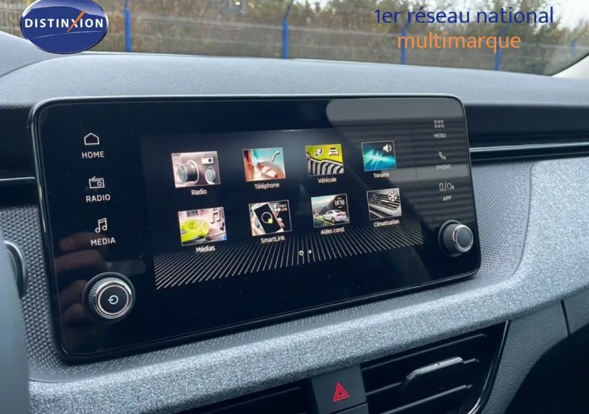 Vue intérieure centrée sur l'écran tactile multimédia du Skoda Kamiq gris graphite, avec commandes et tableau de bord visibles.