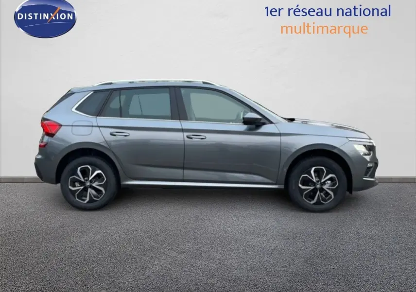 Vue latérale droite d'un Skoda Kamiq gris graphite métal, SUV compact avec jantes bi-ton et toit panoramique.