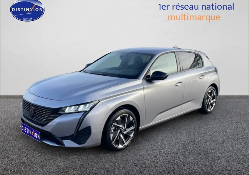 Peugeot 308 gris Artense vue 3/4 avant droit avec jantes alliage et calandre noire distinctive.