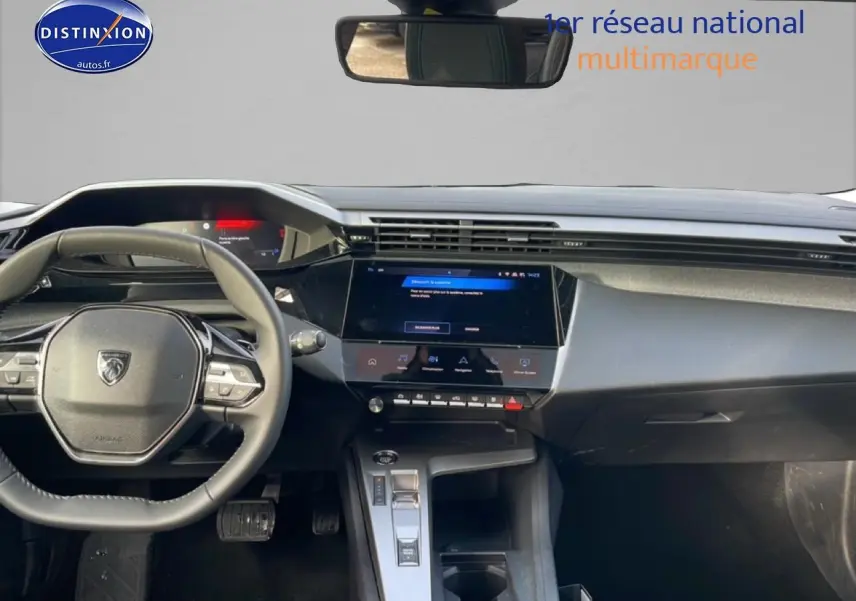 Intérieur de la Peugeot 308 1.2 hybrid 145 allure 2025 vu de face, tableau de bord noir avec écran tactile central.