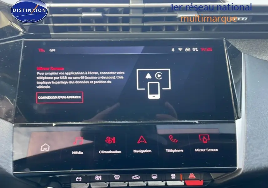 Vue rapprochée de l’écran tactile central de la Peugeot 308 gris Artense, affichant les options multimédia et navigation.