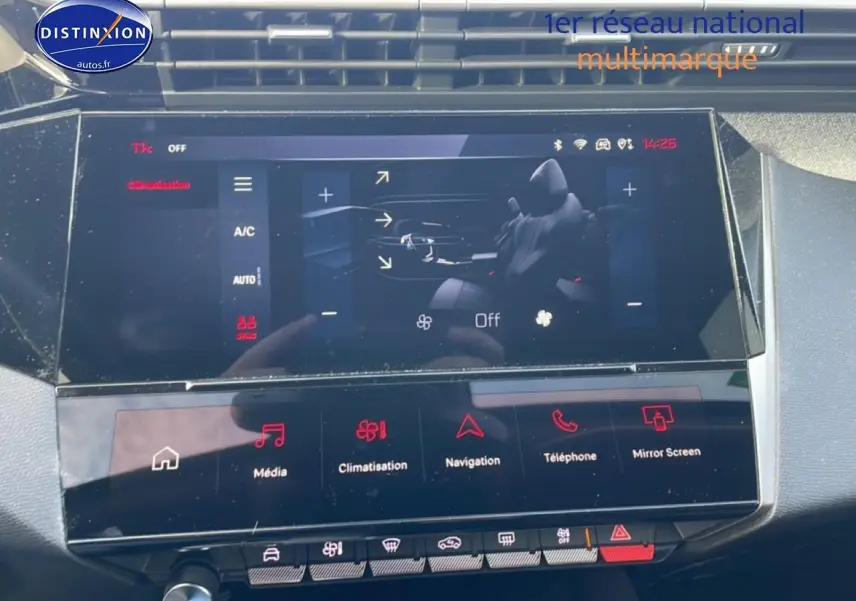Vue rapprochée de l’écran tactile central de la Peugeot 308 1.2 hybrid 145 allure gris artense, affichant les commandes de climatisation.