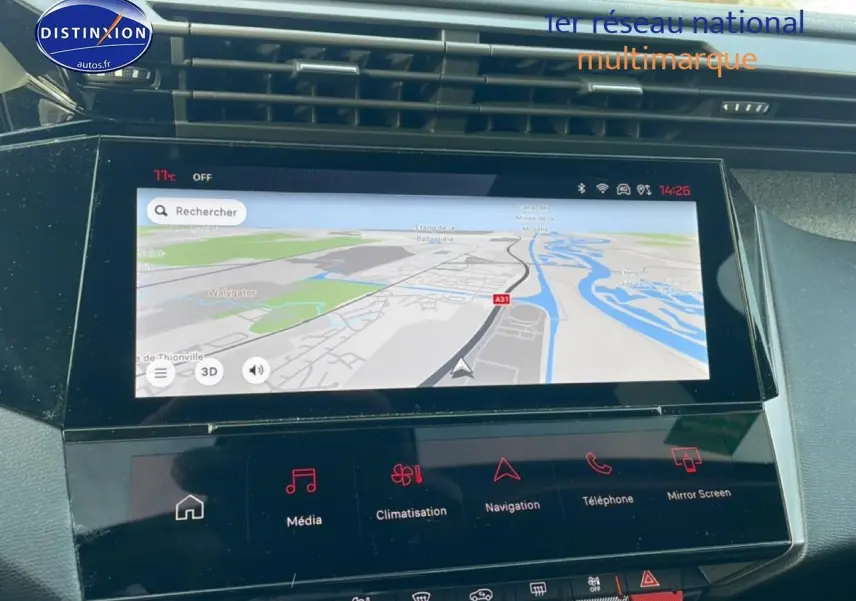 Écran tactile central affichant la navigation dans l’habitacle d’une Peugeot 308 gris Artense, vue de face.