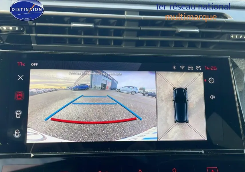 Écran tactile intérieur montrant la caméra de recul et vue 360° d'une Peugeot 308 gris Artense, 2025.